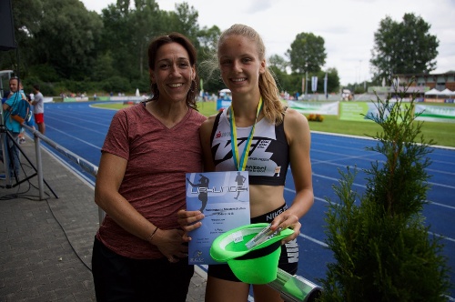 Trainerin Elke Widmann und Laura Wilhelm